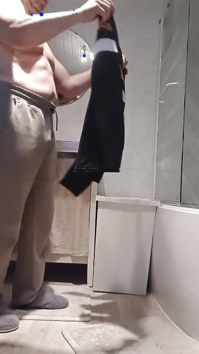 Veb kamera pod tušem sa mladom droljom