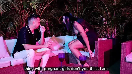 Я Встречаю Большую Задницу И Горячую Беременную Женщину В Баре И Трахаю Ее, Пока Не Кончаю Ей В Киску