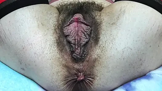 Tante semok latina dengan memek berbulu lagi asik ngentot memek beceknya pakai dildo ukuran XL sampai lubangnya menganga lebar