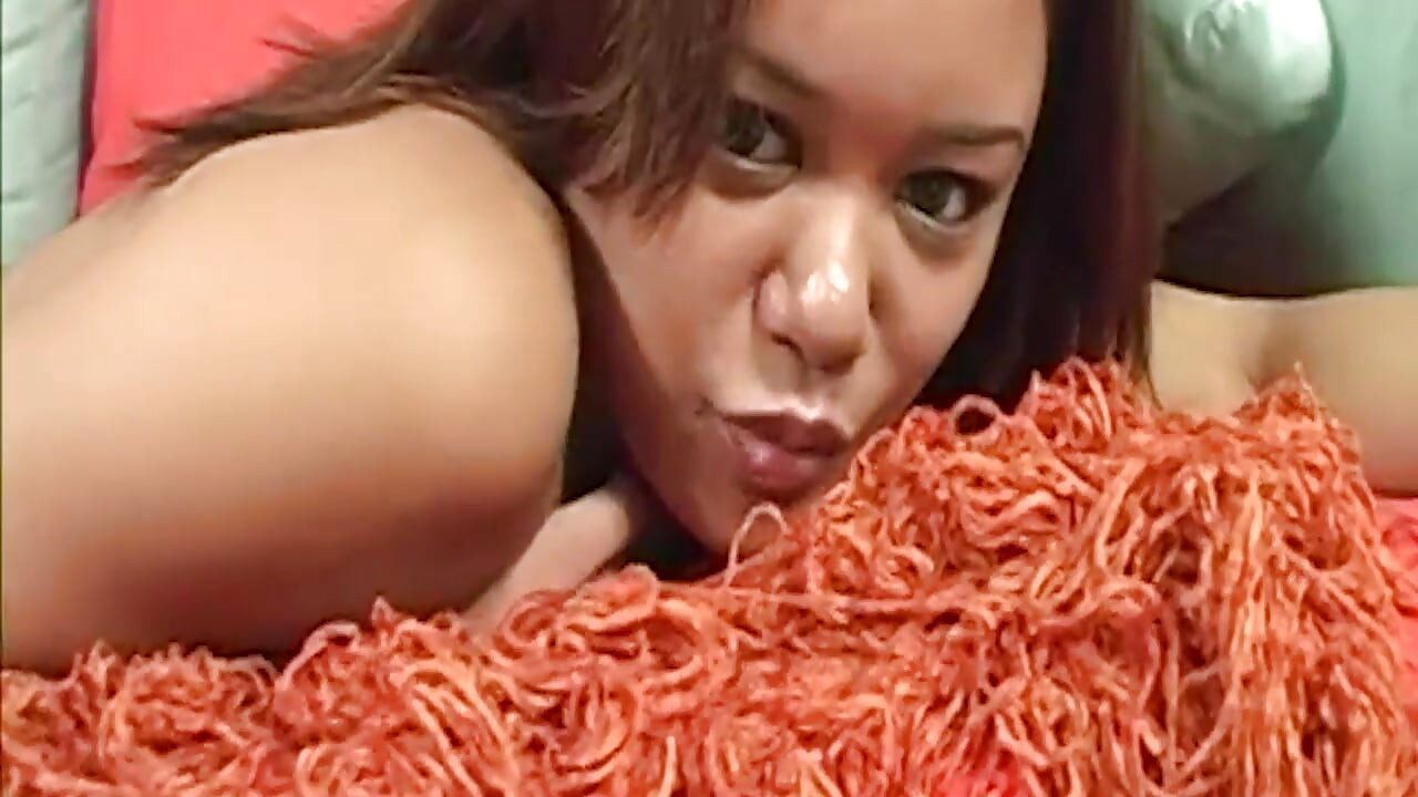 黑髮美女被撐開，精液滴得滿溢
