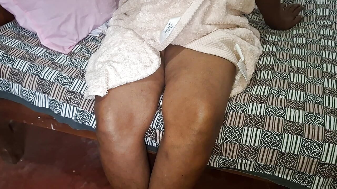 Büyük götlü ve doğal memeli tombul yarı Asyalı genç erkek avcısı evli kadın