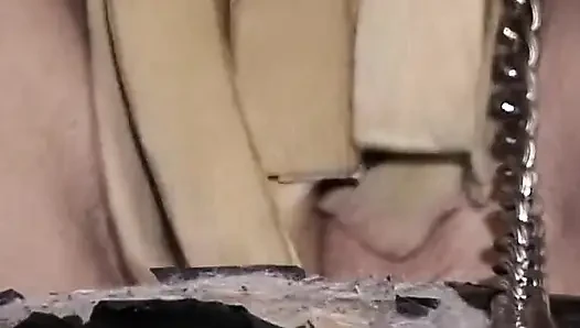 Tante semok ini dicambuk di atas sepeda motor