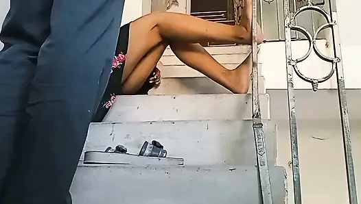 Tamirci banyoda sahibinin üvey kızını sikiyor