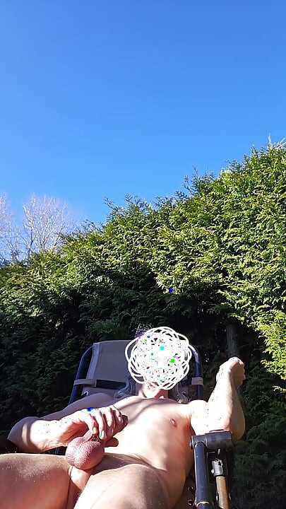 瘦男孩大量射精。大球，大鸡巴，身体上的大量射液