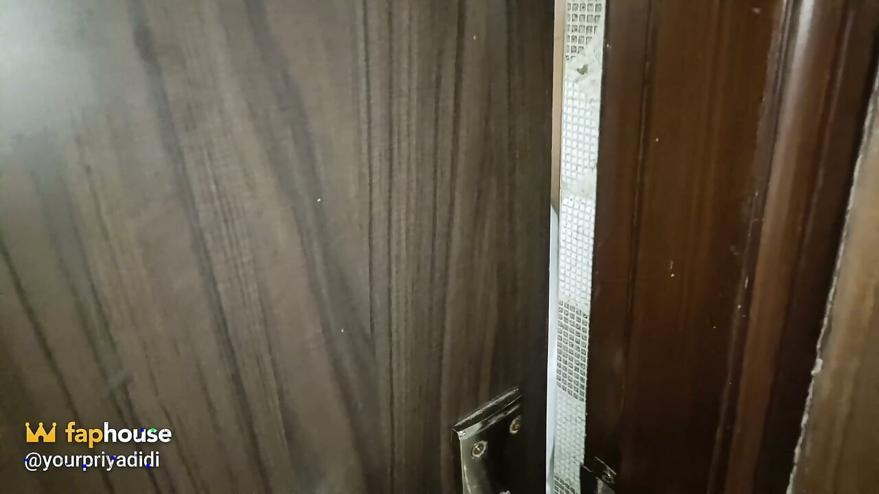Złapałem moją przyrodnią siostrę podczas kąpieli i filmował ją, a następnie zmusiłem ją do złapania mojego kutasa i pieprzyć mnie, hindi audio