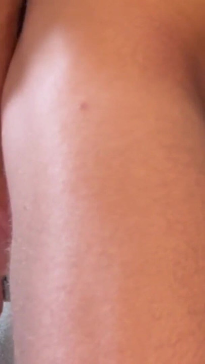 ダッチャーはディルドを試し、恋人に見つかり、その後彼にフェラをする |クリップ1