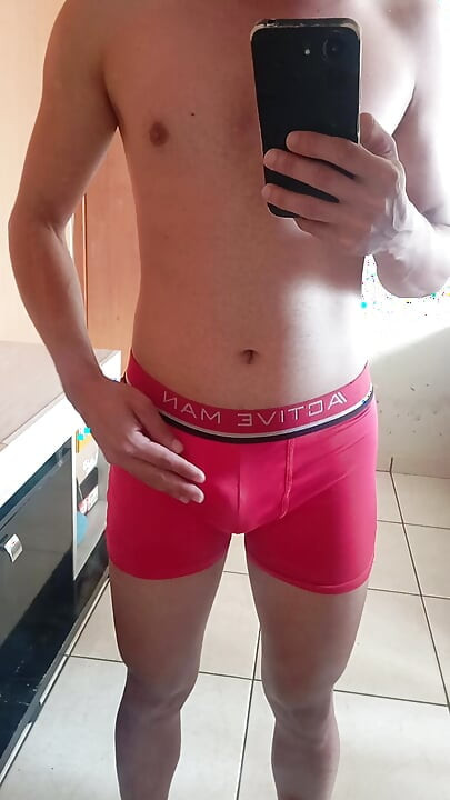 Αυτά τα κόκκινα σλιπ ουσιαστικά ουρλιάζουν «βγάλτε τα ήδη», σωστά