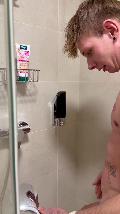 Young Boy Twink Showers Ans Shows His Dick