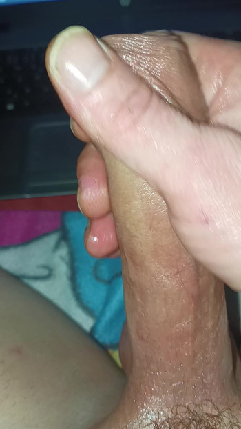 俺はチンコをしごいてる