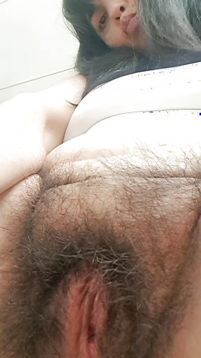 Mom putting up to four fingers in her hot hole