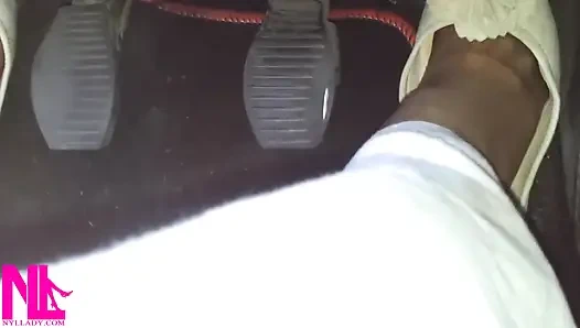 Накачка педали и вождение по шоссе в мягких изношенных квартир и нейлоновых носках