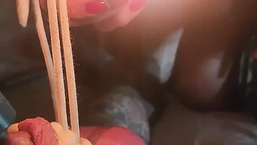 Хорошая девушка порет яйца при свете свечи в видео от первого лица