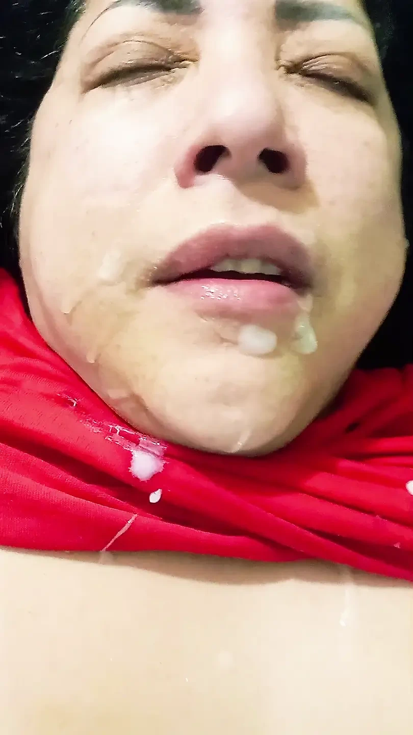 Tôi làm mẹ kế của tôi ngạc nhiên với con cu của tôi trong miệng cô ấy và cô ấy nuốt tinh của tôi