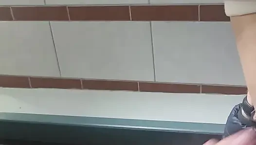 Orta yaşlı seksi kadın yerel barda banyoda sikiliyor