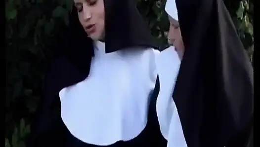 Немецкую брюнетку-пуму с натуральными формами имеют в оргии на улице