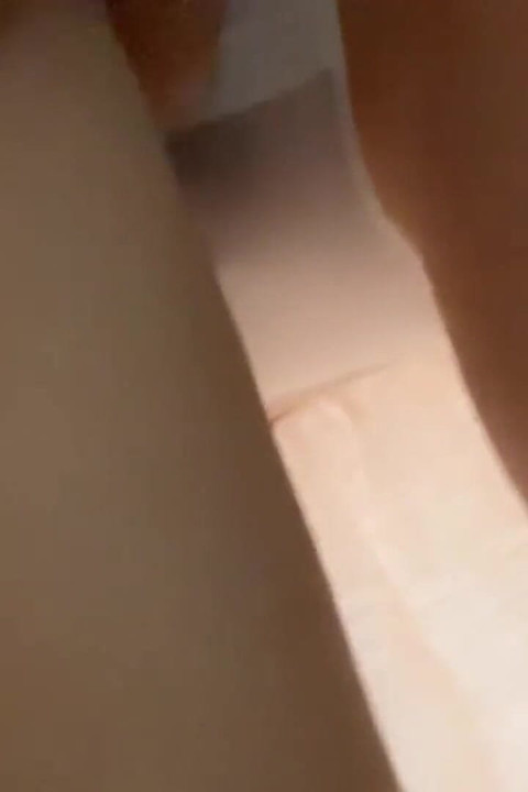 Omg!!! Onun yarağı götüme boşalıyor! Bunu bana metroda yaptı!