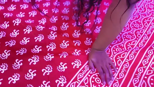 Pembantu hot Saudi melepas baju pantat montoknya sambil bersihin ranjangku sampai aku sange bange & masturbasi setelah ngeliat dia