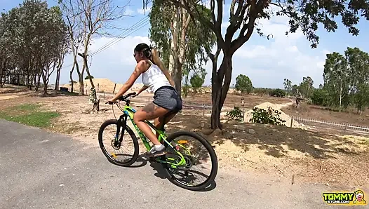 Asyalı genç kız mükemmel göt sert sikişiyor