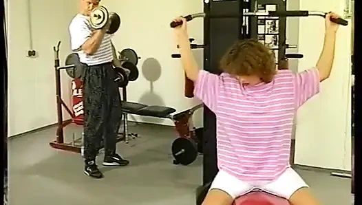 Güzel orta yaşlı seksi kadın spor salonunda yırtık bir adamın yarağının üstüne çıkıyor