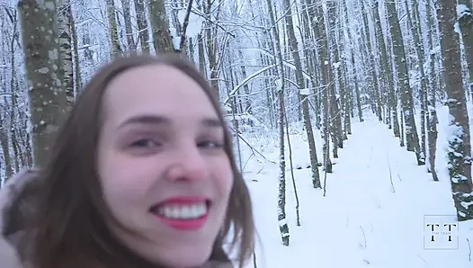 Während eines schönen Spaziergangs im Winterwald wurde meine muschi bis zum Limit des 4K HD Tim Teams gefüllt