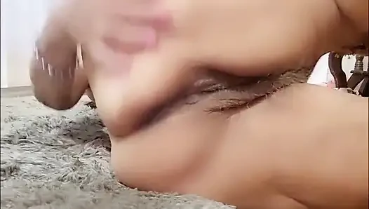 Tamamen çıplak, mastürbasyon yapan kıllı nine vajinası