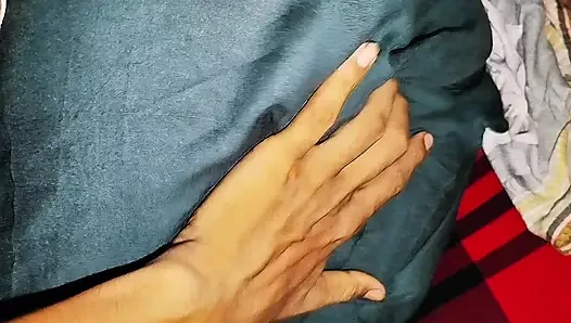 18 Bengalli ateşli kız, küçük amcık ve sütlü ateşli memeler