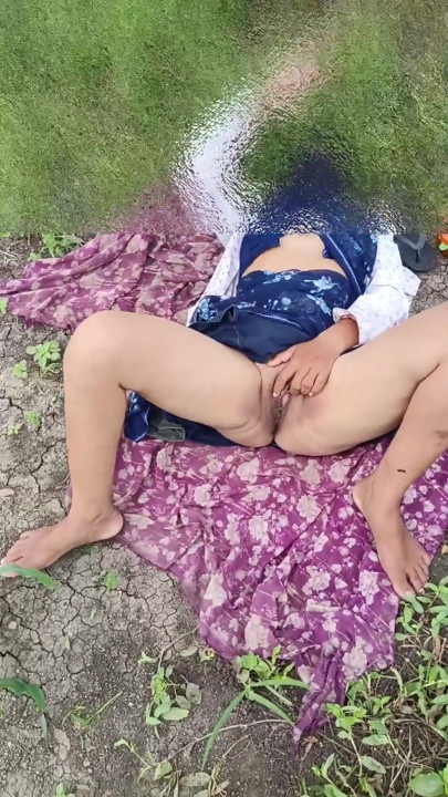 Kai Dinon bad outdoor sasur apni choti bahurani apni Bahu ko makke ke khet mein chodne ka mauka Mila sasur ji meri moti gand ko faad do chut | Klip 1