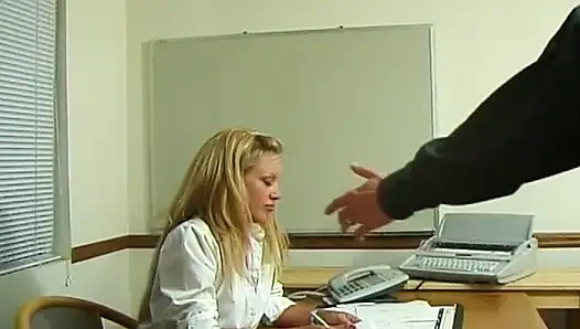 Идеальной медсестре-блондинке трахают анальную дырку и порцию спермы в нее