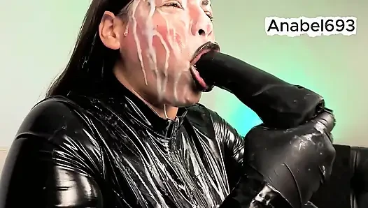 Siluman dengan kostum lateks, sarung tangan lateks, kostum lateks, dan bibir hitam, sepong kontolmu dengan sensual dan ludahkan air liur dan air manimu padaku
