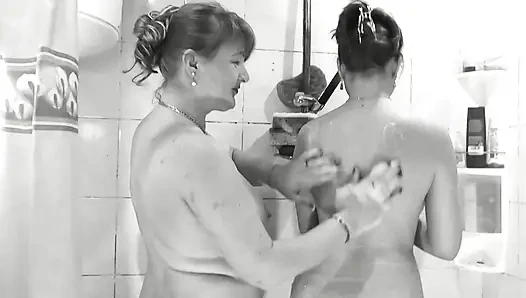 Dua wanita. Cewek di atas cewek. Pirang dan brunette. Seks, porno, dan cinta - kenikmatan terbaik