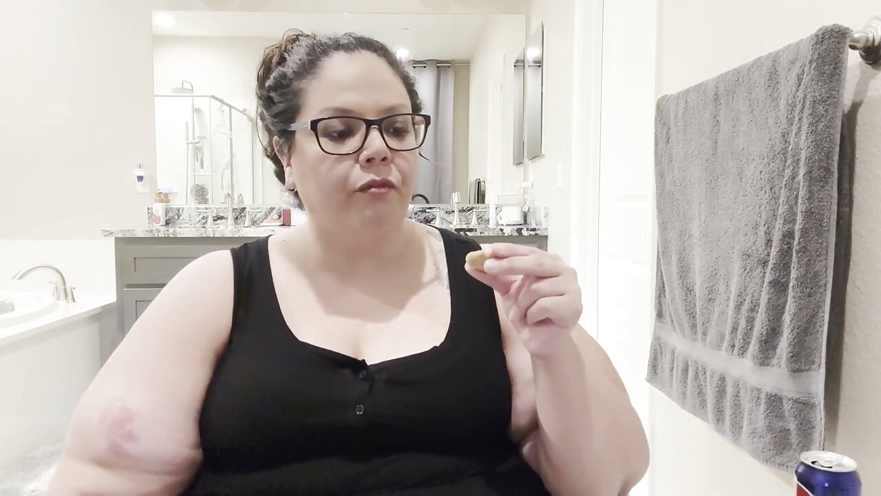 Plump Paradise: Snack N Chat