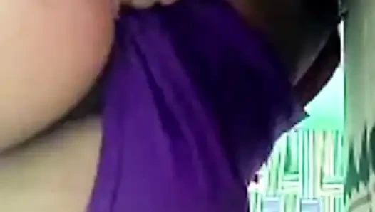 Sevgilimle romantik gece görüntülü görüşme göğüsler gösterisi