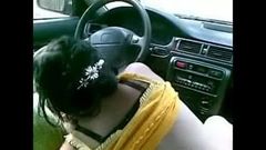 ポーランドの売春婦が車の中でルーチンの頭を与えます。