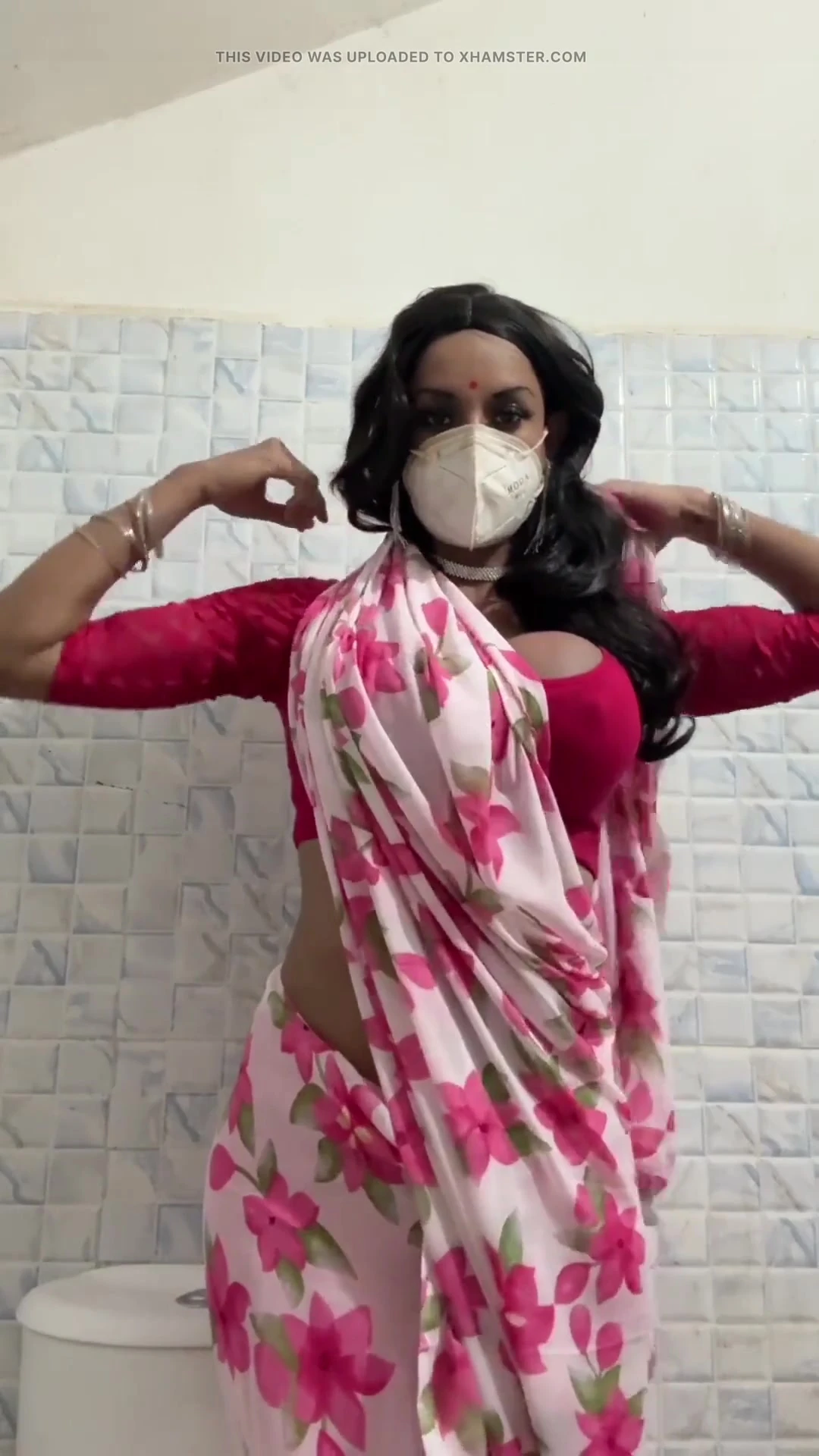 Pembe sari elbiseli travesti mastürbasyon yapıyor