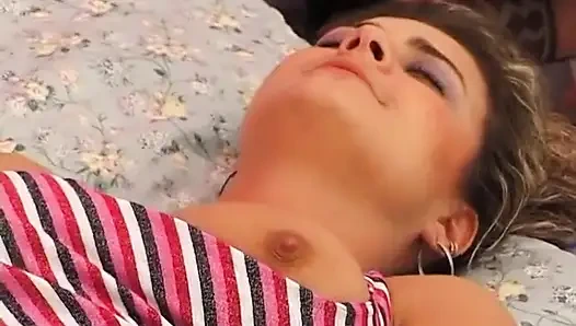 Симпатичная девушка переходит от мастурбации к сосанию члена