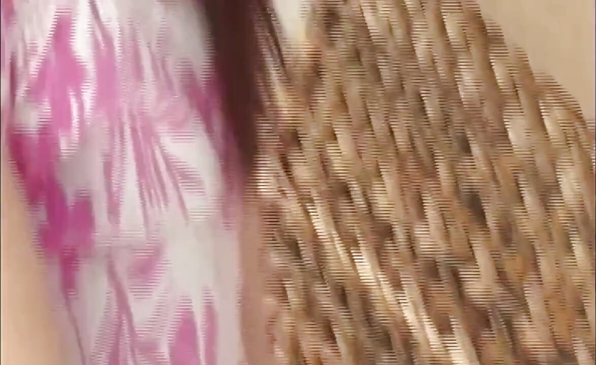 Morena amadora tira roupa rosa e posa nua