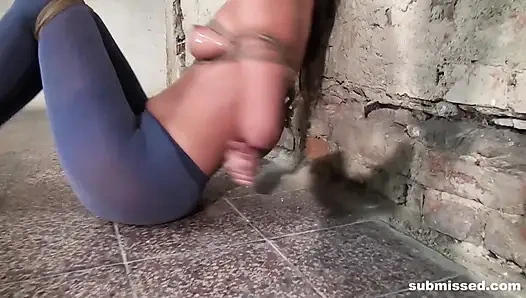 Jenny si cewek yang berkeringat diikat dan di-ballgagging