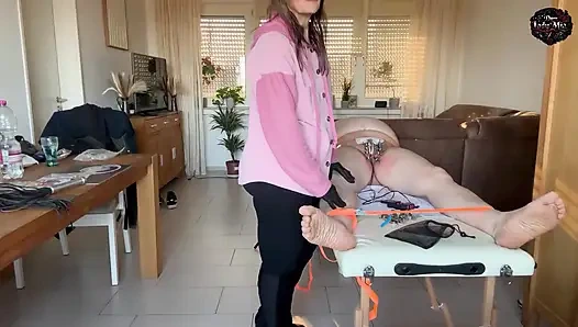 Mia budak seks domlady mencambuk dan menghukum budak seksnya dengan listrik dan kawat gigi - bagian 6