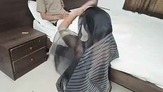 Pacar tua India meyakinkan pacarnya yang mesum untuk