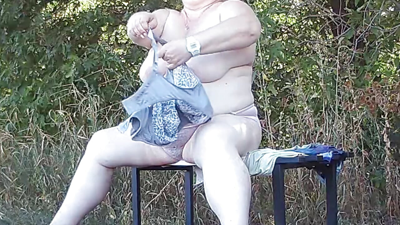 Prijatelj u parku se skida i na klupi