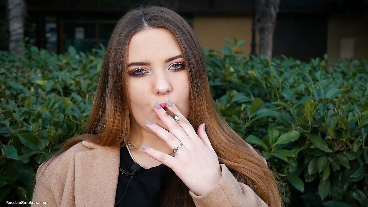 สาวรัสเซียใช้เวลาพักเที่ยงสูบบุหรี่ 1 Cigs