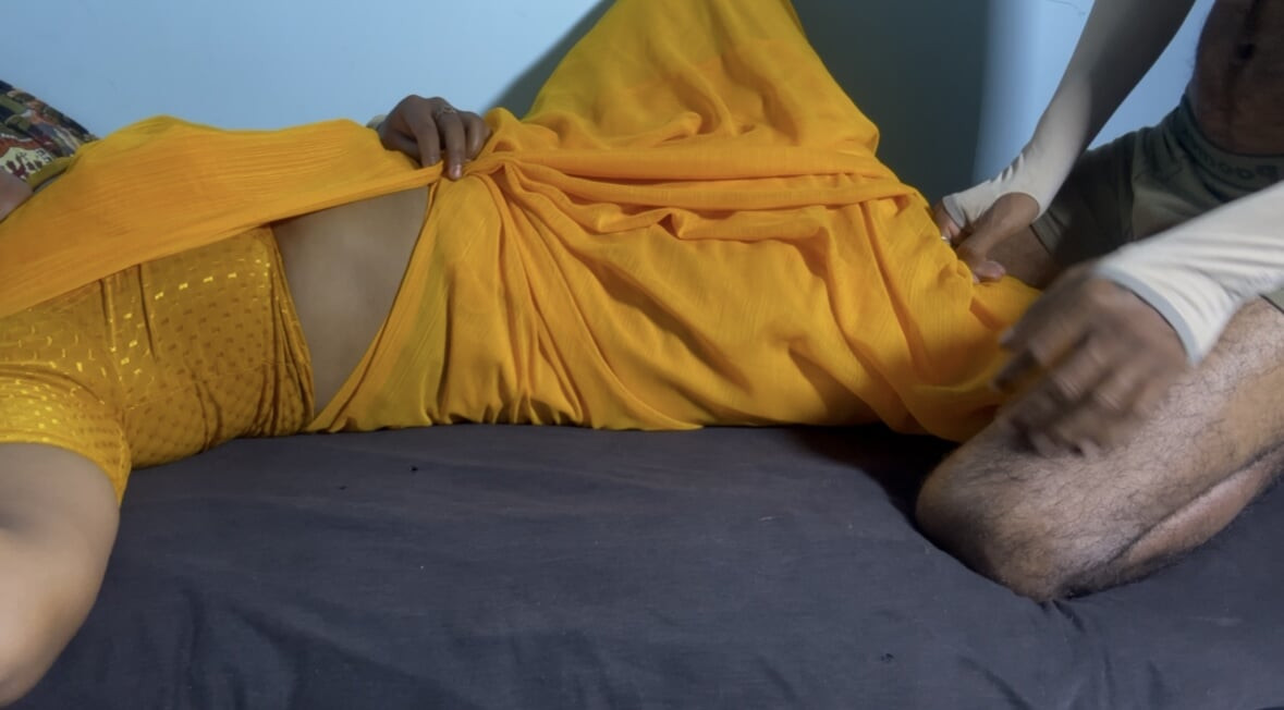 Hot bhabhi ki chudai sexy chut with saree removing