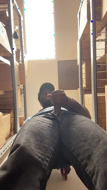 내가 직장에 있는 동안 고소한 너트의 이 뚱뚱한 부하를 내주기