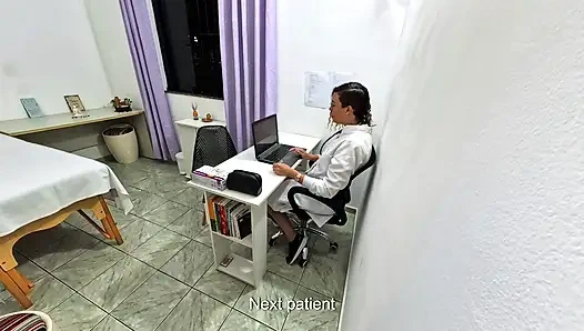 Dokter penis gila mengevaluasi pasien dengan impotensi.