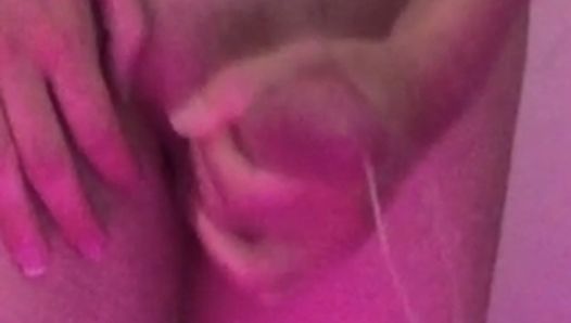 Dünne Latina-Tgirl wichst in Kamera in halterlosen Socken