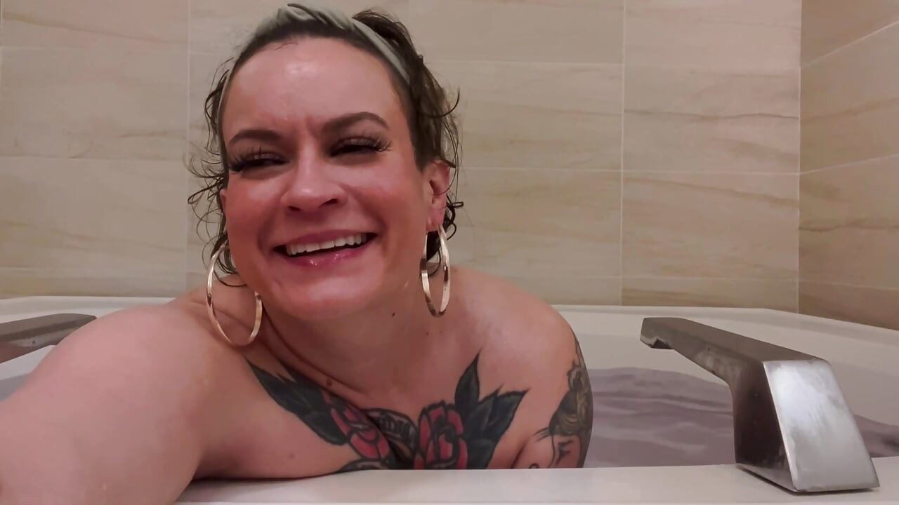 Pawg xăm mình chơi trong bồn tắm và vapes