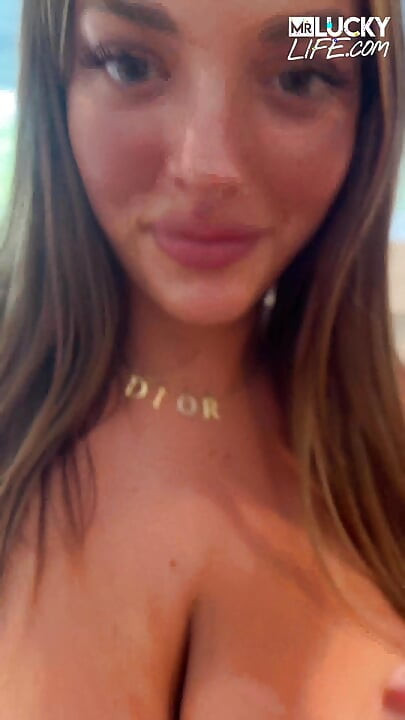 Relaxare lângă piscină cu Alanna Pow și pepenii ei mari naturali