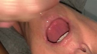 La belle-mère de ma copine suce une bite et se fait asperger de sperme