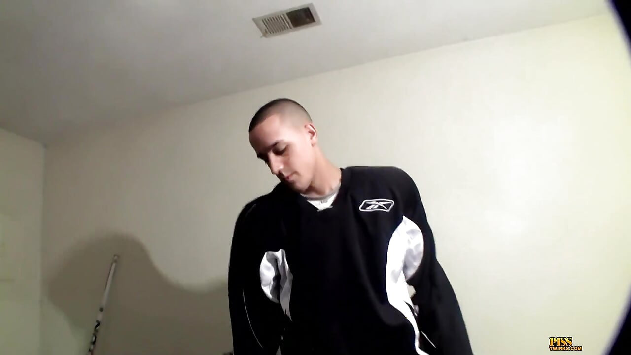 Cậu bé khúc côn cầu đi tiểu vui vẻ!