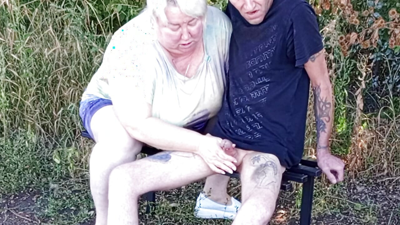 Susjed mi puši kurac u parku na klupi dok ne svršim